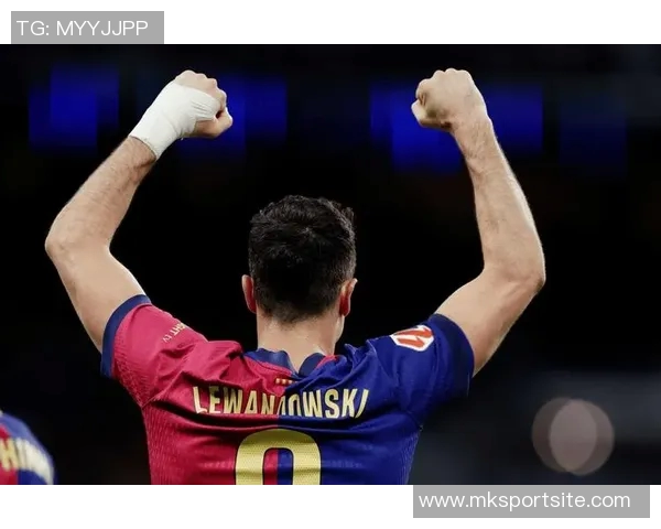 莱万感慨黄老板新专辑印在国家德比球衣上意义非凡 莱万感慨黄老板新专辑印在国家德比球衣上意义非凡