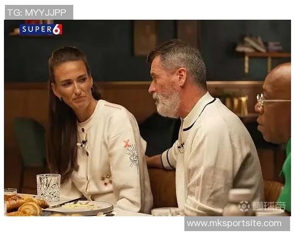 基恩与卡拉格在播客节目中巧遇撞衫引发笑料一脸懵的瞬间 基恩与卡拉格在播客节目中巧遇撞衫引发笑料一脸懵的瞬间