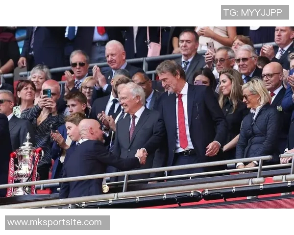 沃诺克幽默回应曼联困境愿意无偿执教助球队渡过难关