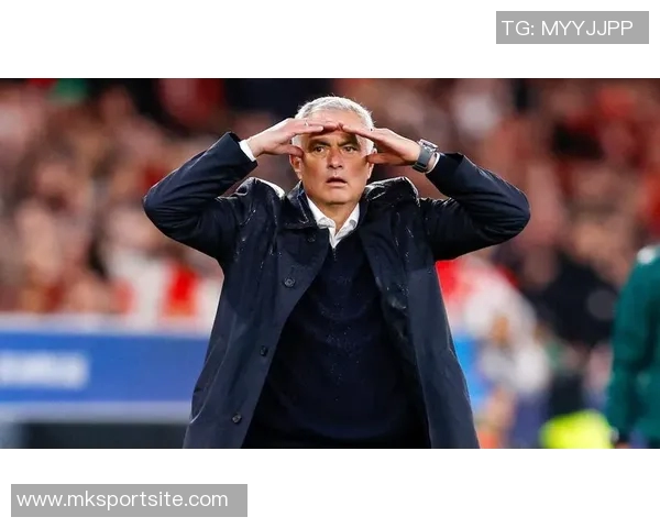 穆里尼奥对半场表现不满直言想换下九人球队晋级16强之路艰辛