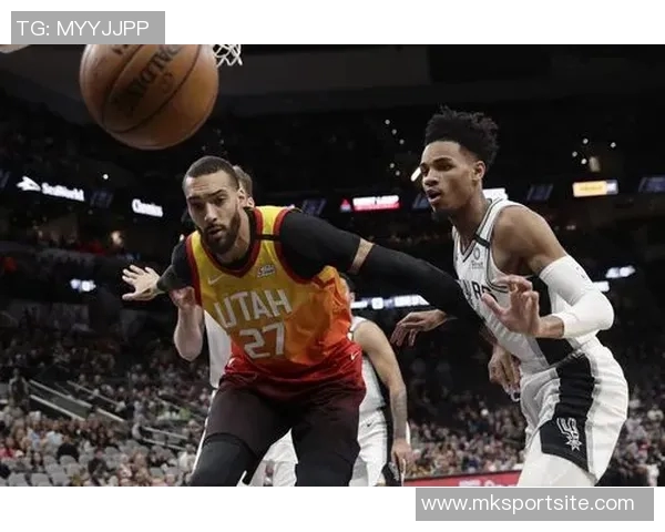 卡斯尔与文班训练赛中膝盖相撞受伤初步评估显示伤势并不严重 卡斯尔与文班训练赛中膝盖相撞受伤初步评估显示伤势并不严重