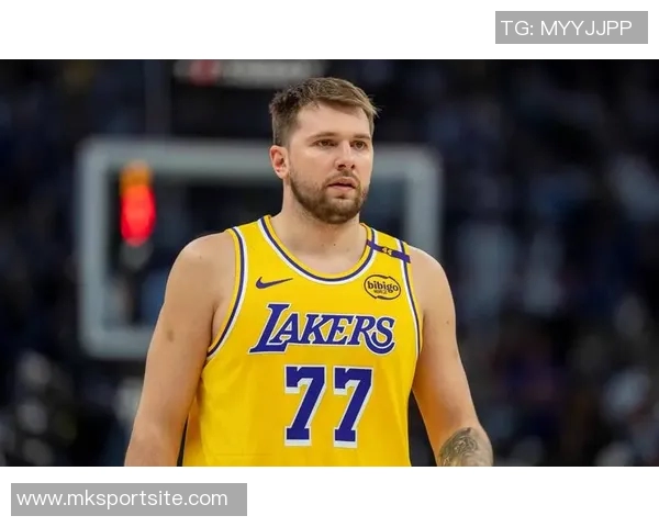 詹姆斯坚持东契奇最后出场引发热议湖记独家揭秘首发阵容介绍背后的故事