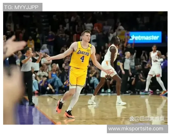 新秀卡尔克布伦纳半场表现抢眼2中2斩获8分3篮板1抢断1盖帽