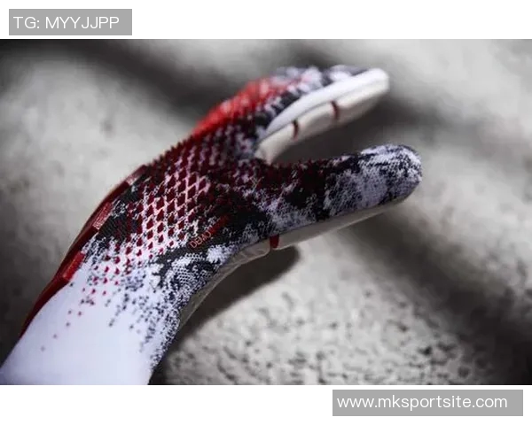 诺伊尔因手指关节囊受伤佩戴特制四指手套积极恢复状态